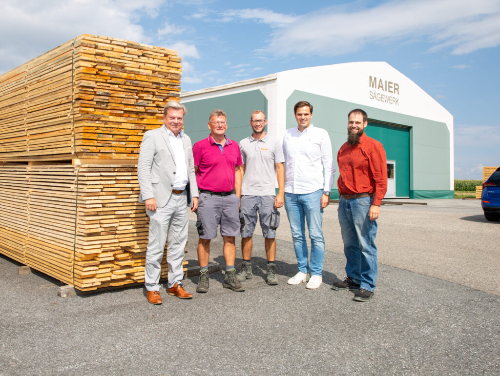 Der Wirtschaftsbund Niederösterreich zu besuch im Sägewerk Maier. Zu Sehen WBNÖ Direktor Harald Servus, Geschäftsführer Martin Maier, 
Andreas Maier, Landesobmann JVPNÖ und Kandidat im Regionalkreis Waldviertel für die NR-Wahl Sebastian Stark und WB Bezirksgruppenobmann Stv. in Zwettl Lukas Karl.