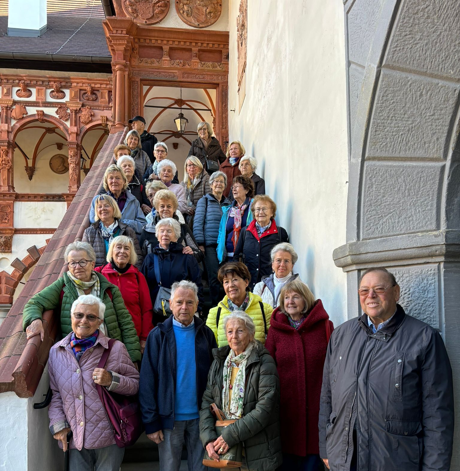 Die Reisegruppe der Neunkirchner Silberlöwen bei ihrem Ausflug auf die Schallaburg und Dürnstein.