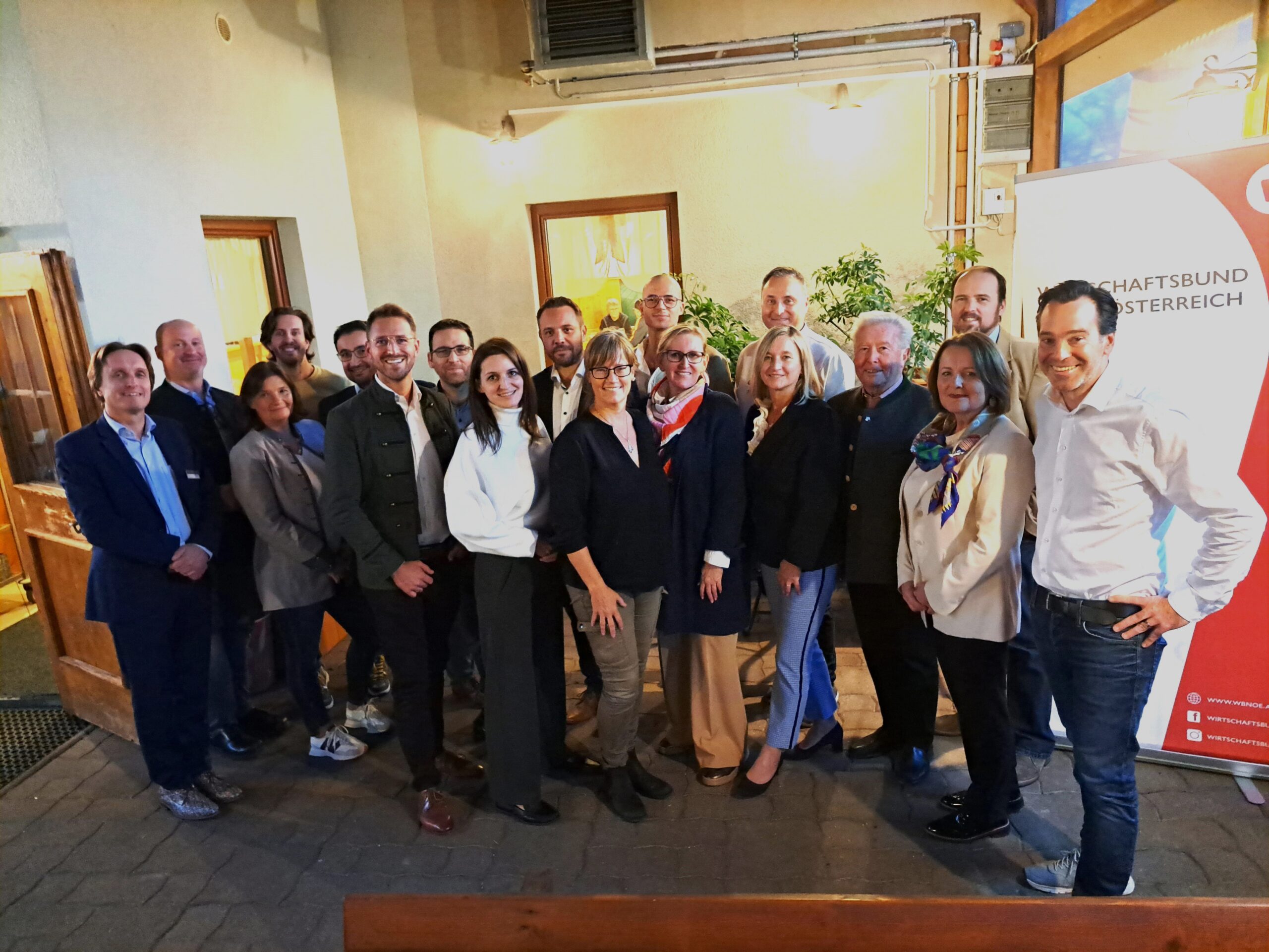 Die Vertreterinnen und Vertreter der Wirtschaft des Teilbezirks Purkersdorf auf dem gemeinsamen Herbsttreff in der Hochramalpe.