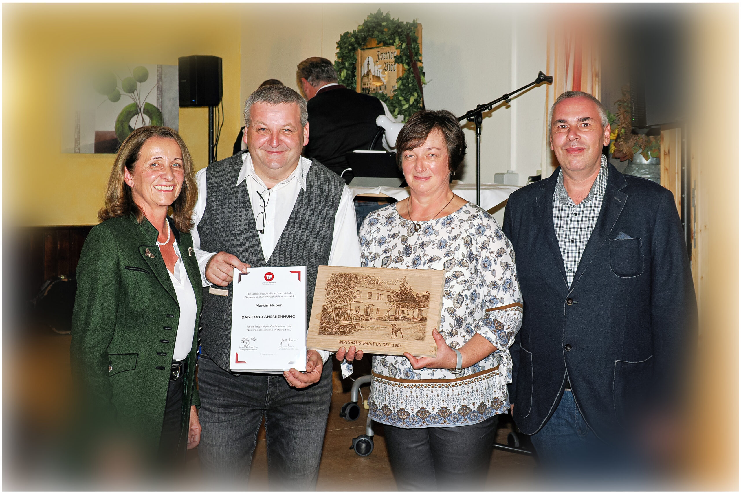 Bezirksgruppenobfrau Anne Blauensteiner, Martin und Sabine Huber, Gemeindegruppenobmann Josef Kausl