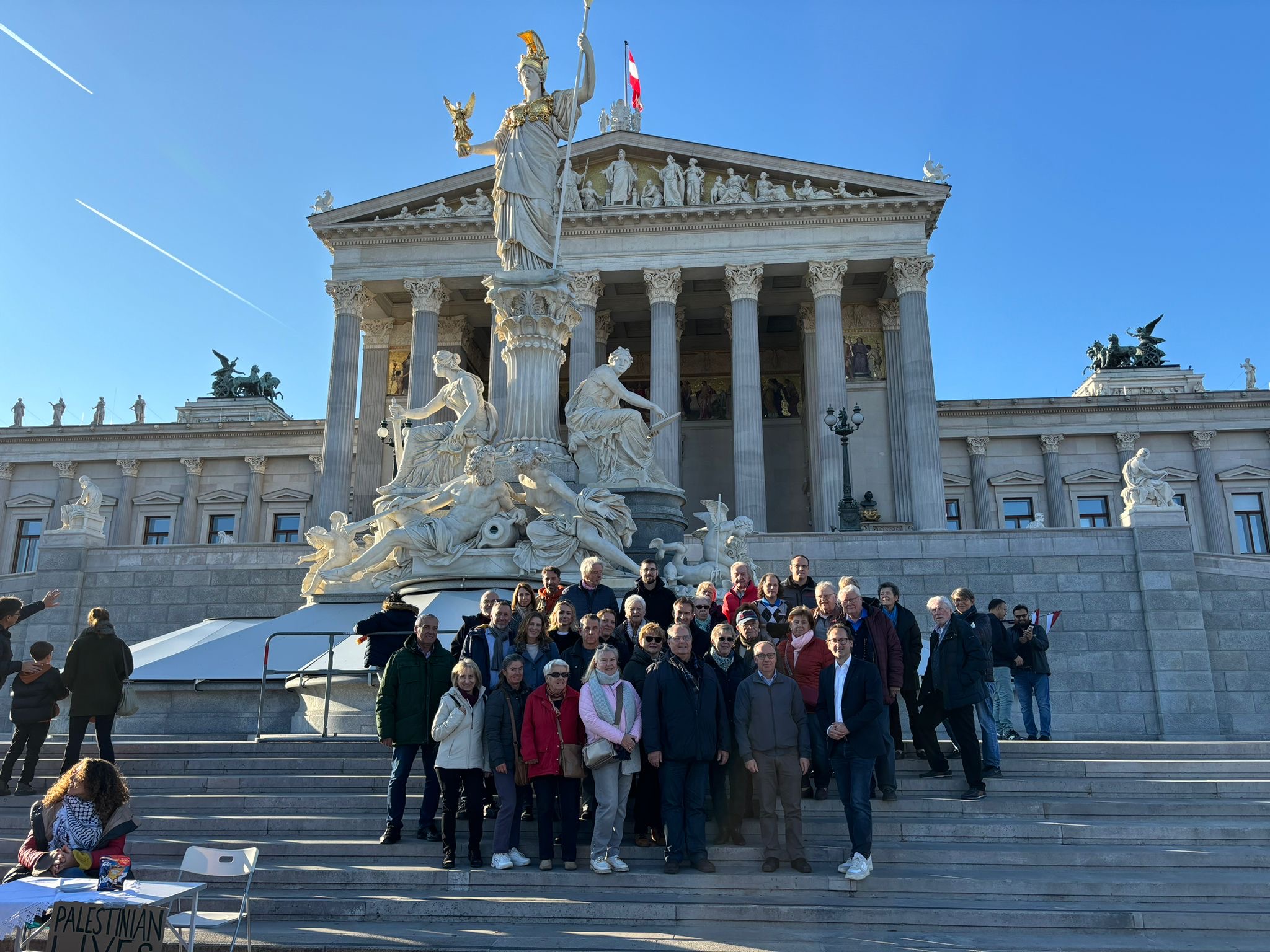 Knapp 40 interessierte Langenzersdorfer besuchten Nationalratsabgeordneten Andreas Minnich im Parlament.