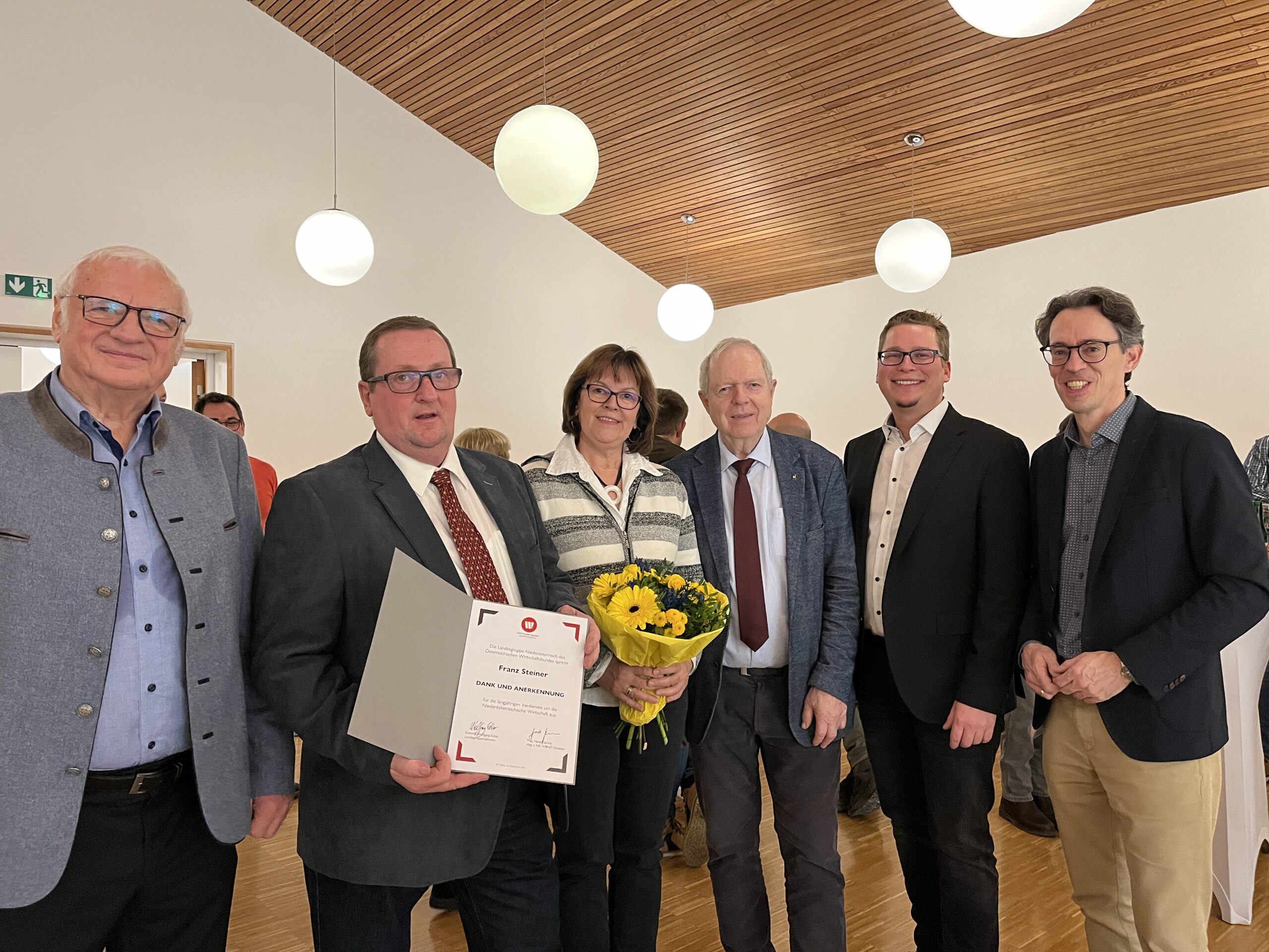 Am Bild zu sehen ist Erich Bettel, Franz Steiner mit Gattin Andrea, Johann Miedl, Sebastian Makoschitz-Weinreich und Andreas Marquardt. Franz Seitner wurde eine Ehrenurkunde vom Wirtschaftsbund überreicht und seiner Frau einen Blumenstrauß.