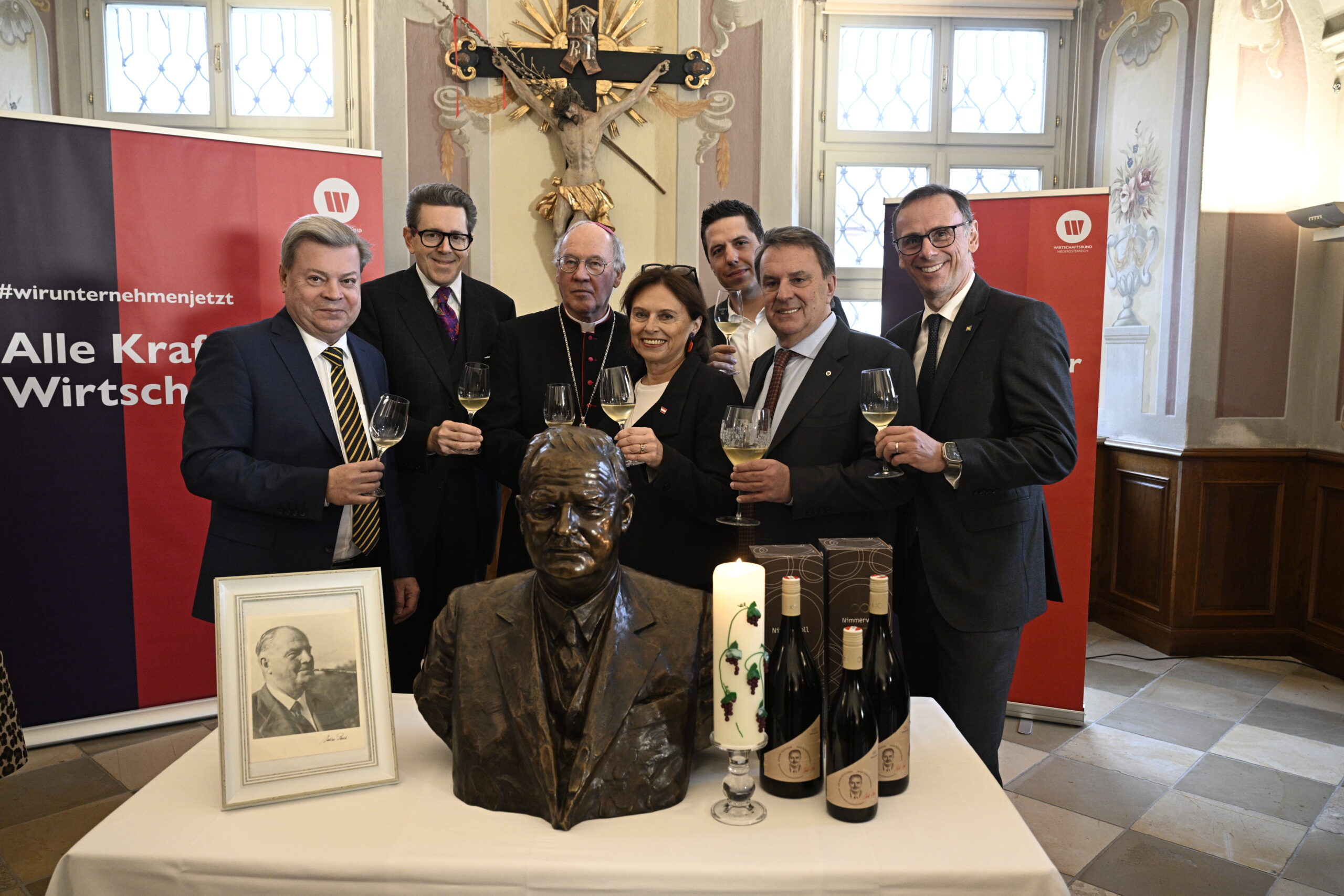 Bildtext: (v. l.) Abg. z. NR WBNÖ Direktor Harald Servus, WKÖ Präsident ÖWB Präsident Harald Mahrer, Diözesanbischof Alois Schwarz, Staatssekretärin Susanne Kraus-Winkler, Winzer Gregor Nimmervoll, WKNÖ Präsident WBNÖ Landesgruppenobmann Wolfgang Ecker sowie Klubobmann der VPNÖ Jochen Danninger