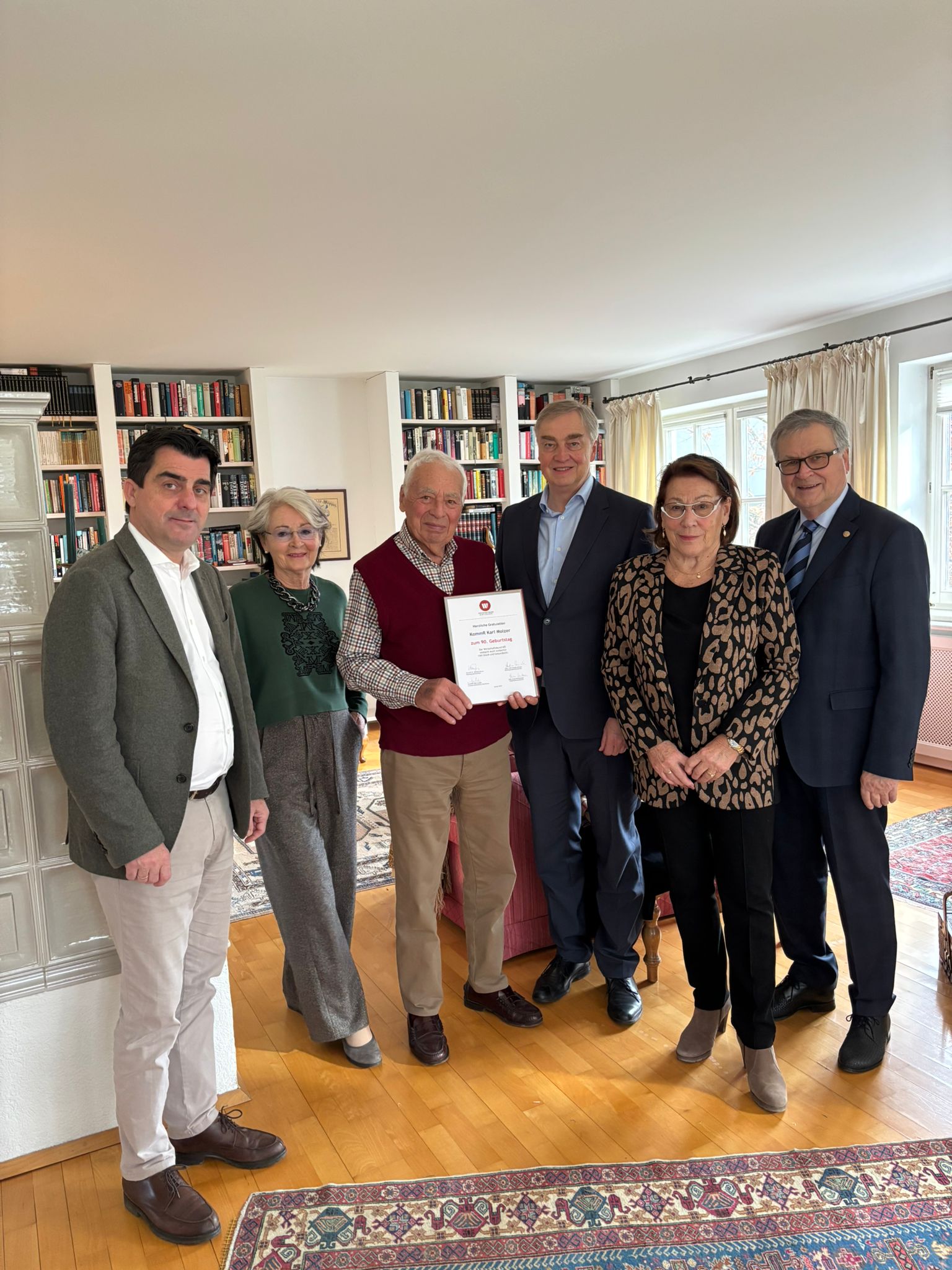 Die Delegation des WB Korneuburg gratulieren dem Jubilanten.