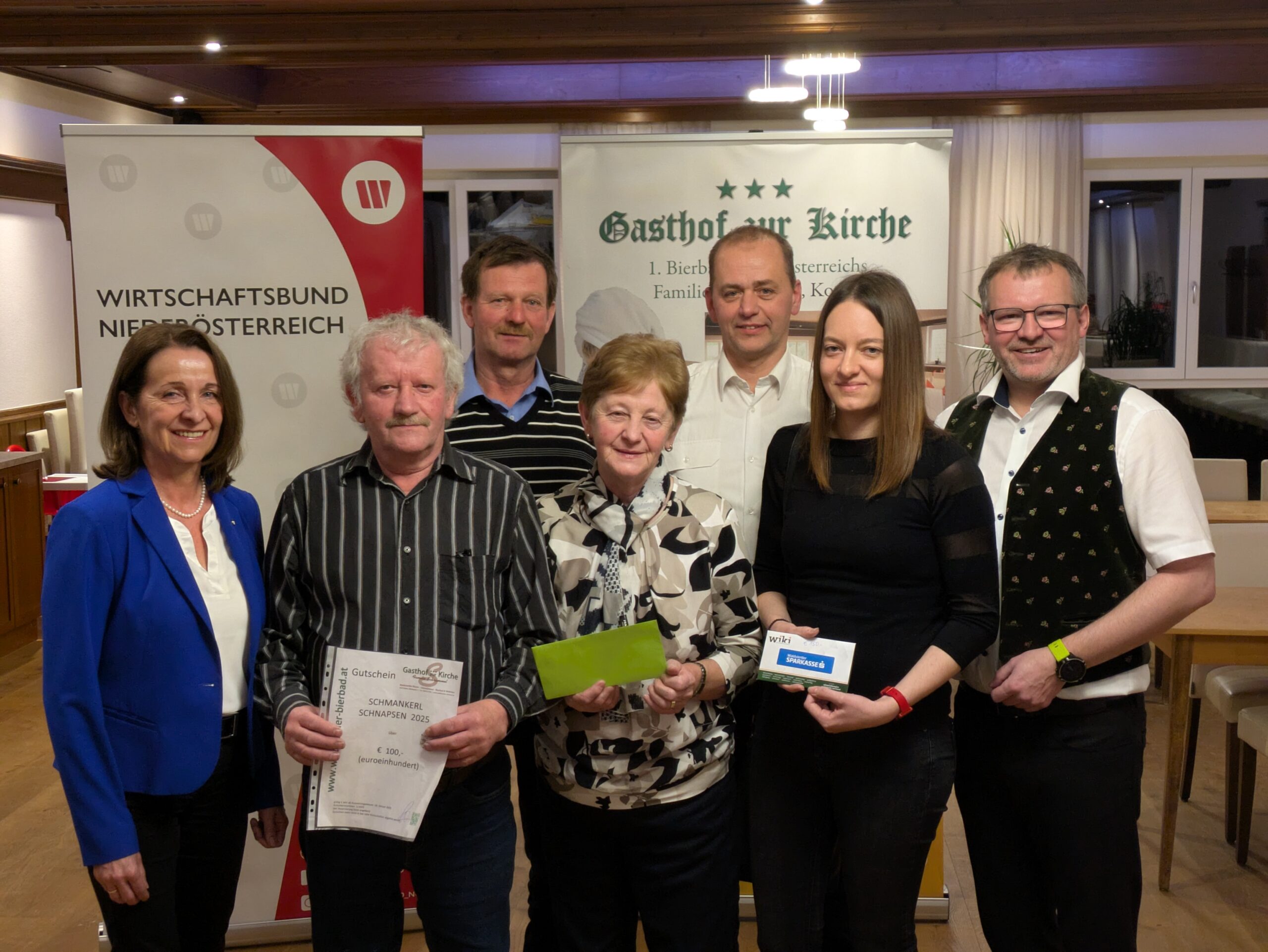 Eröffnung von HairMotion in Baden: Inhaberin und Gratulanten mit „Viel Glück“-Karte und Schlumberger-Präsent in den neuen Geschäftsräumen.