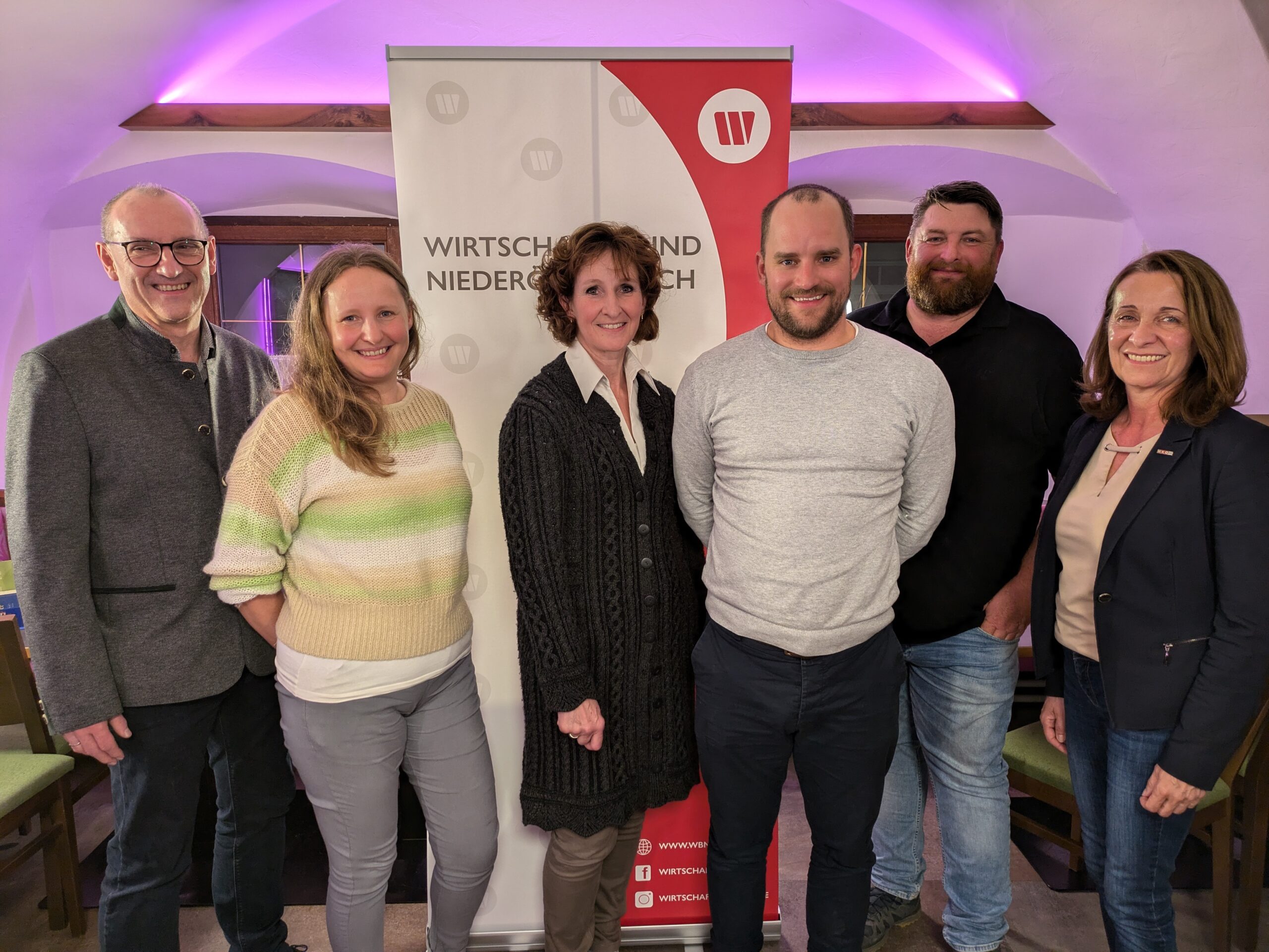 Gruppenfoto des Wirtschaftsbundes Arbesbach vor einem Roll-up Banner – Funktionäre und Mitglieder bei einer regionalen Netzwerk-Veranstaltung im Bezirk Zwettl.