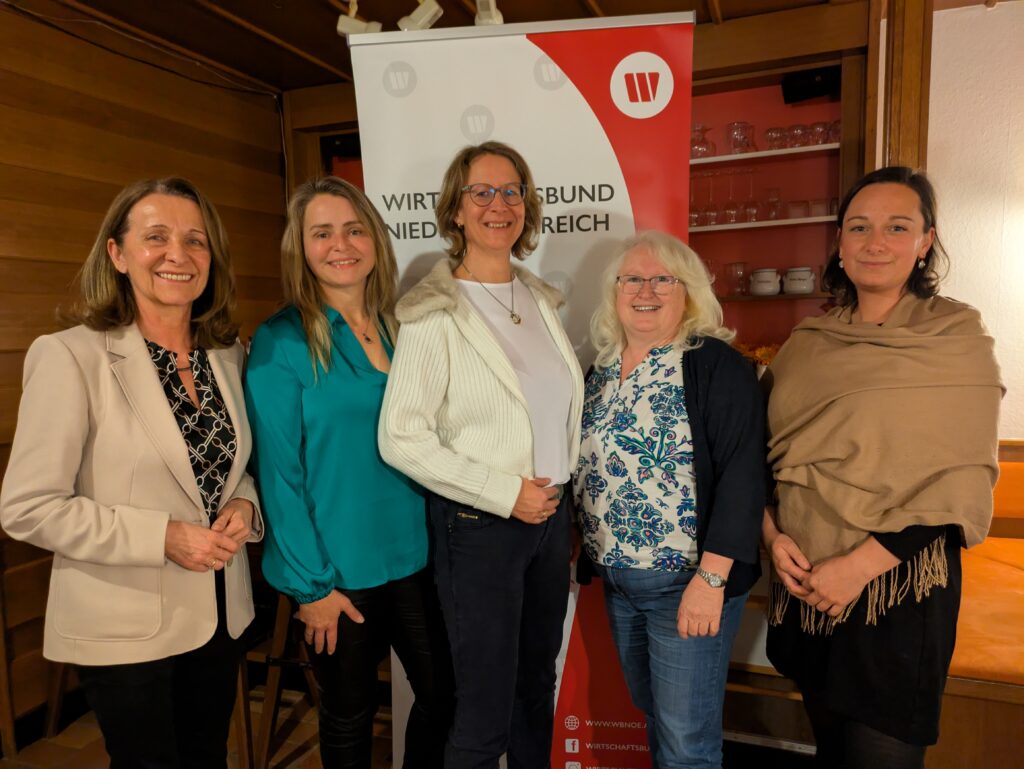 Die neue Wirtschaftsbundobfrau in Rappottenstein mit ihrem Team vor dem Wirtschaftsbund Niederösterreich Banner – Funktionärinnen im Bezirk Zwettl.