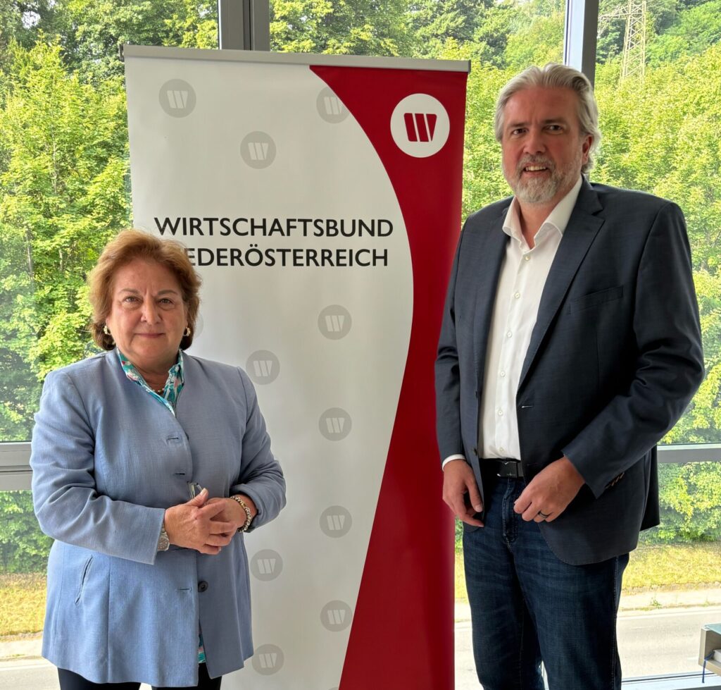 links Frau im blauen Blazer vor einem WB Plakat Roll Up rechts Markus Leopold, beide freuen sich über das Interesse der Veranstaltung für das Krankenhaus Lilienfeld