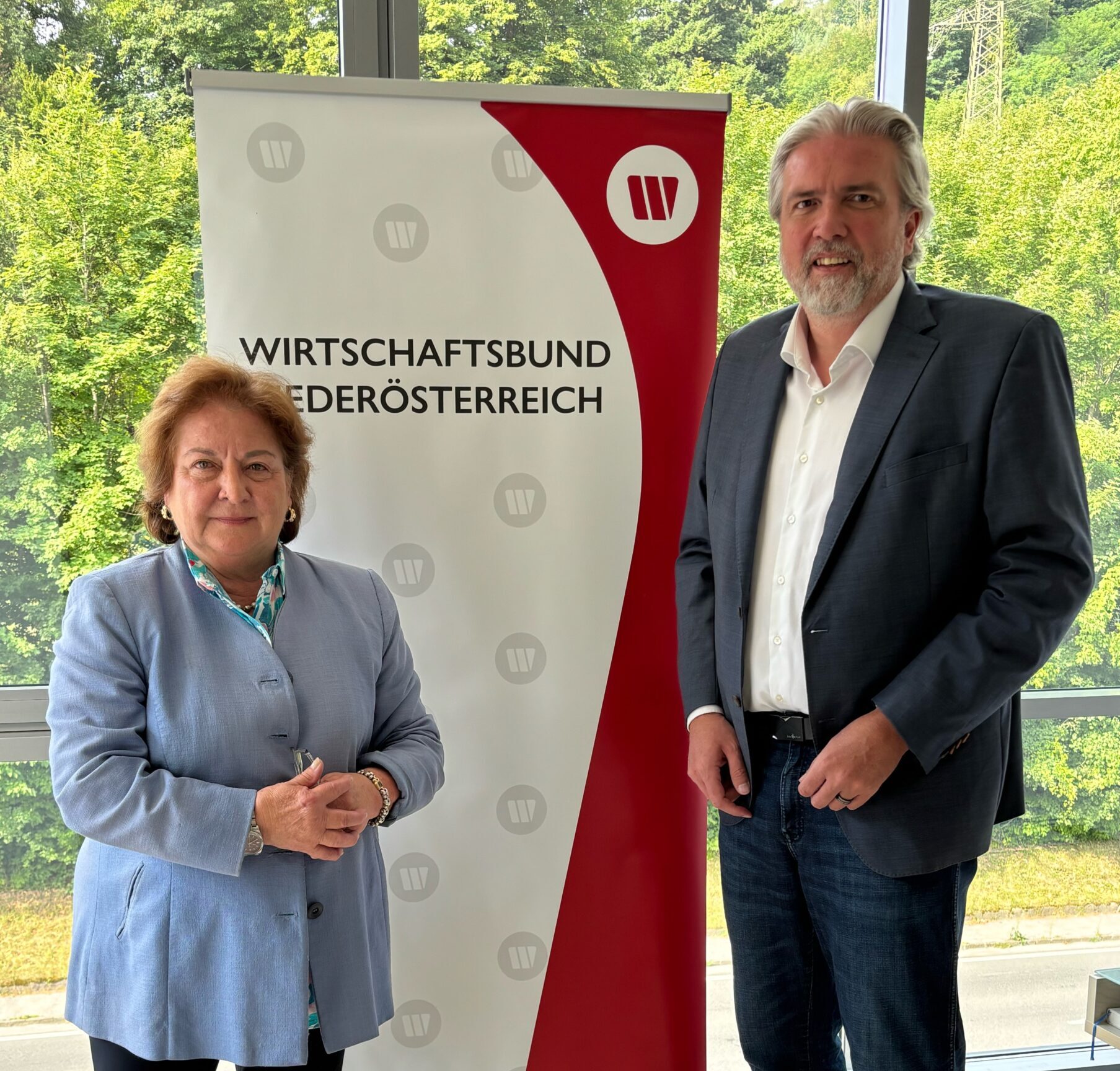 links Frau im blauen Blazer vor einem WB Plakat Roll Up rechts Markus Leopold, beide freuen sich über das Interesse der Veranstaltung für das Krankenhaus Lilienfeld