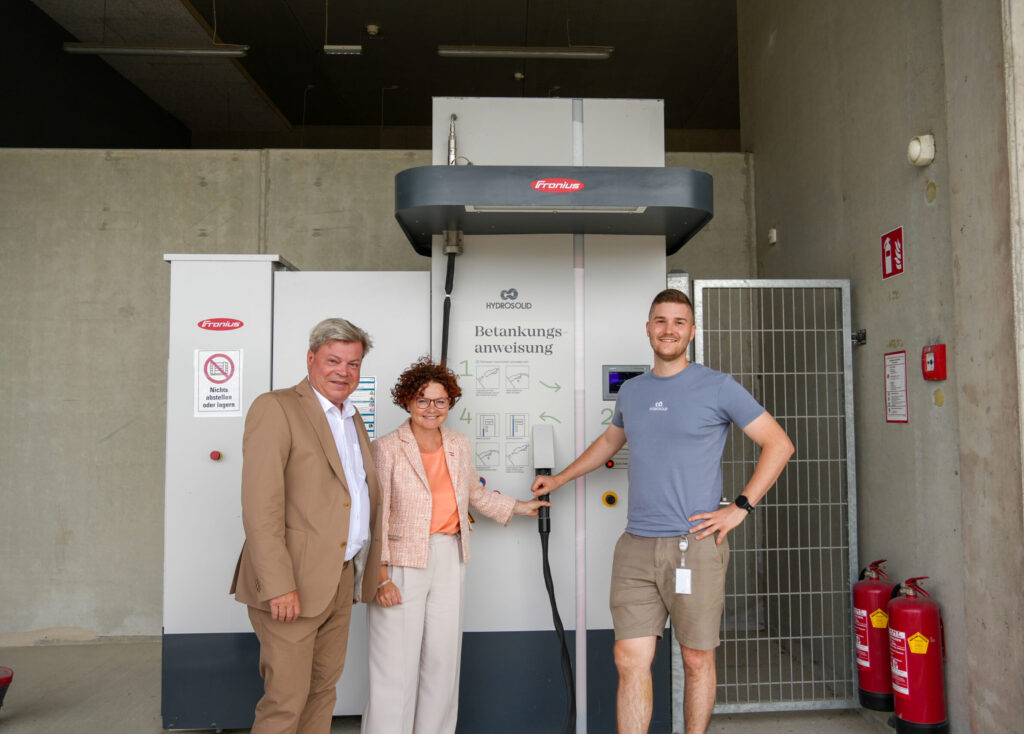 Servus, Zehetner und Renz vor einer E-Tankstelle