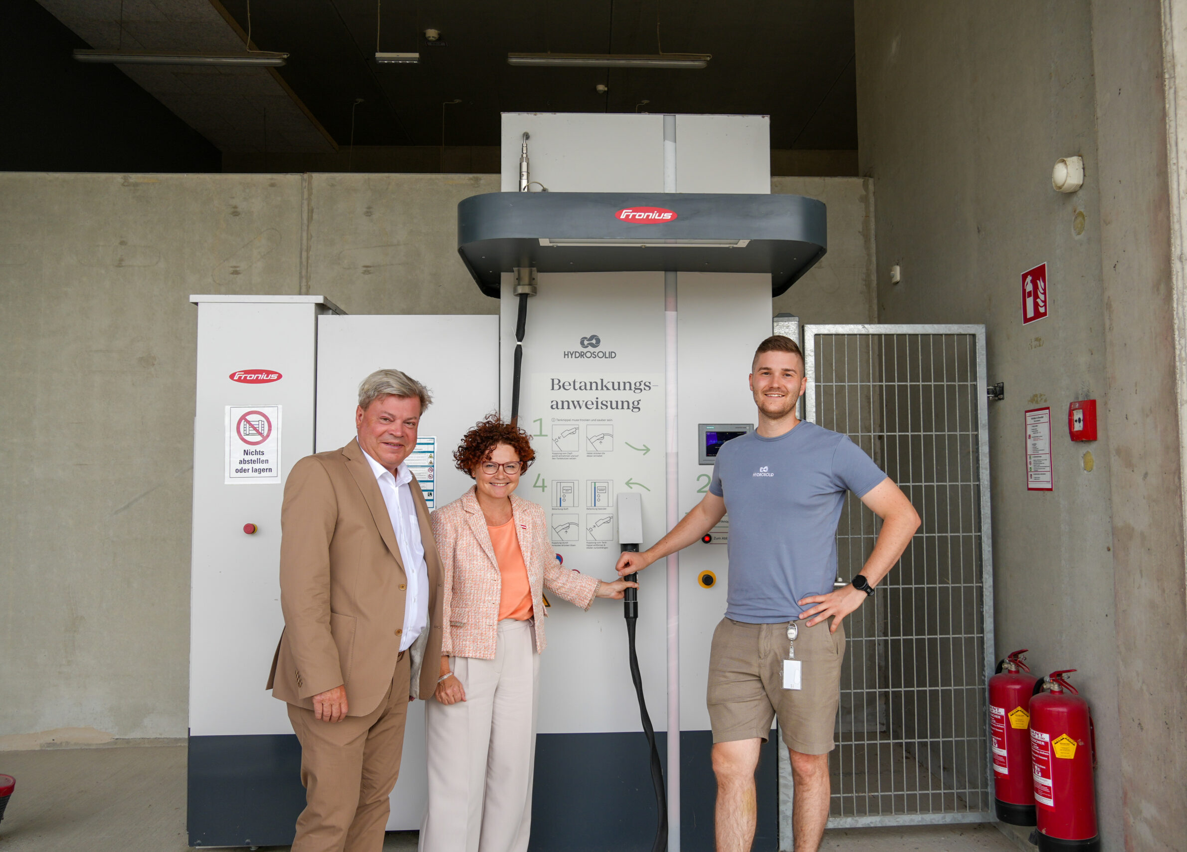 Servus, Zehetner und Renz vor einer E-Tankstelle