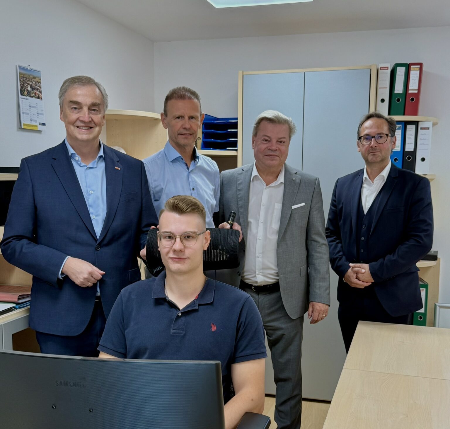 Die Delegation des WB in einem Büro beim Betriebsbesuch