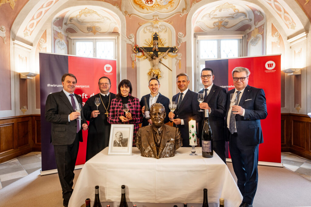 Auf dem Bild sind neben Ecker, auch Martha Schulz, der Abt, der Winzer, Hattmannsdorfer, sowie Hackl und Servus alle mit dem neuen Julius Raab Wein in der Hand