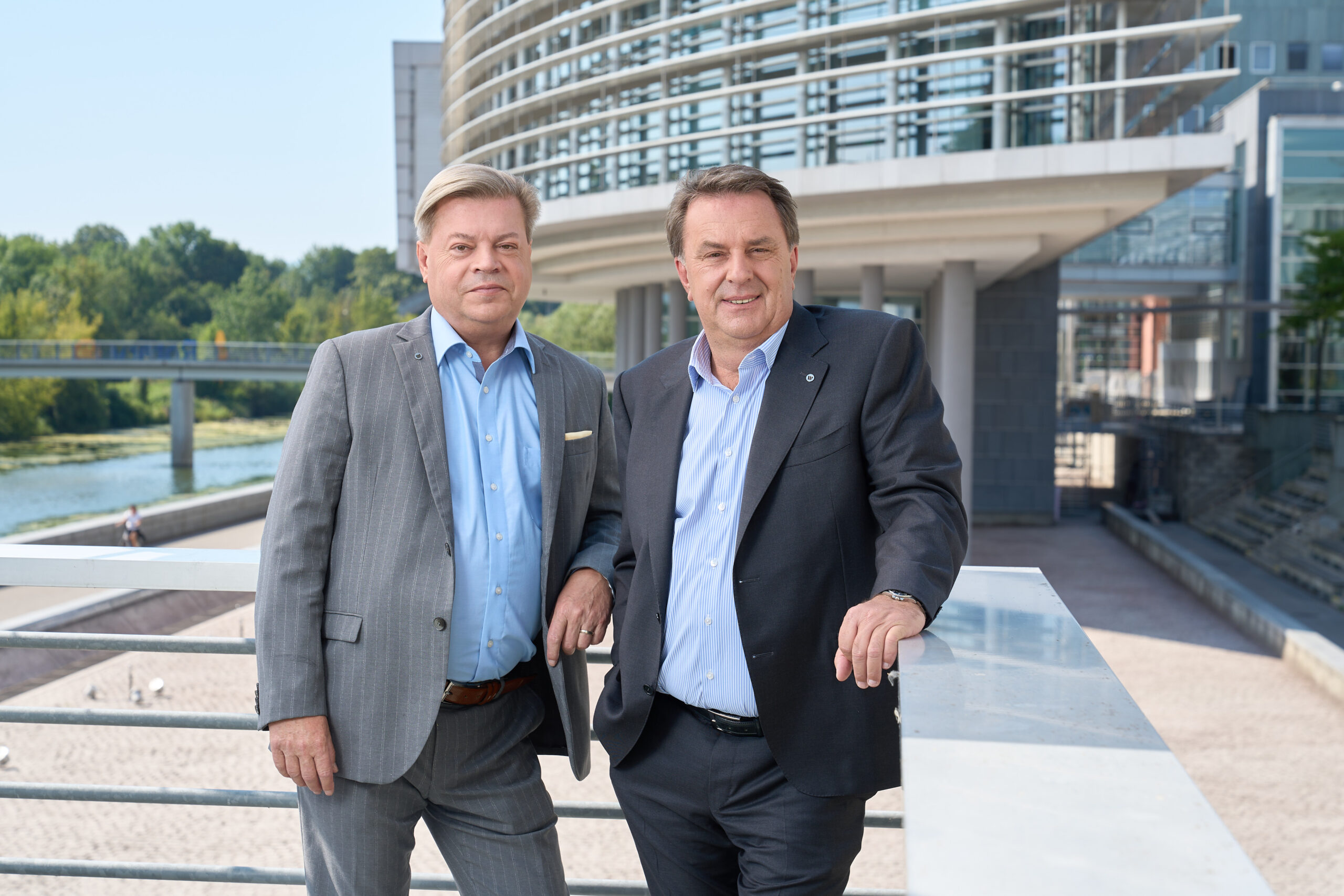 Harald Servus links sowie Wolfgang Ecker rechts neben ihm. Sie stehen vor dem Landhaus NÖ an einem sonnigen Tag. Beide schauen freundlich in die Kamera