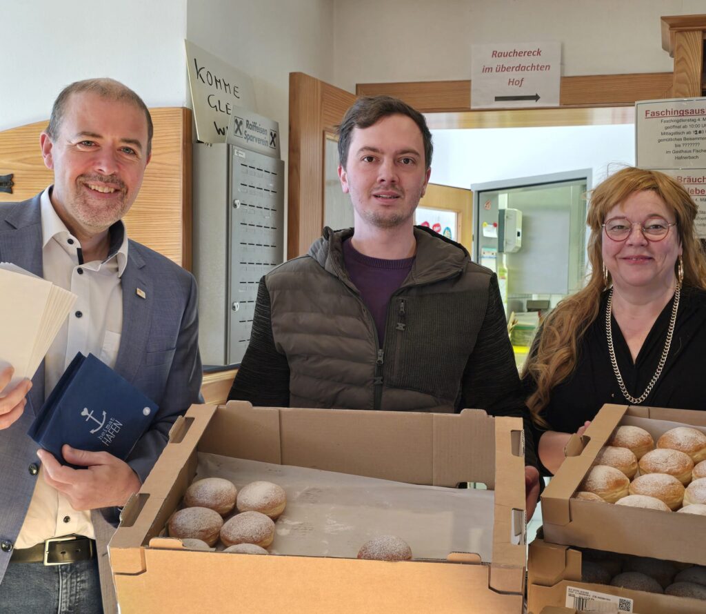 Am Bild die Funktionäre mit den Faschingskrapfen.