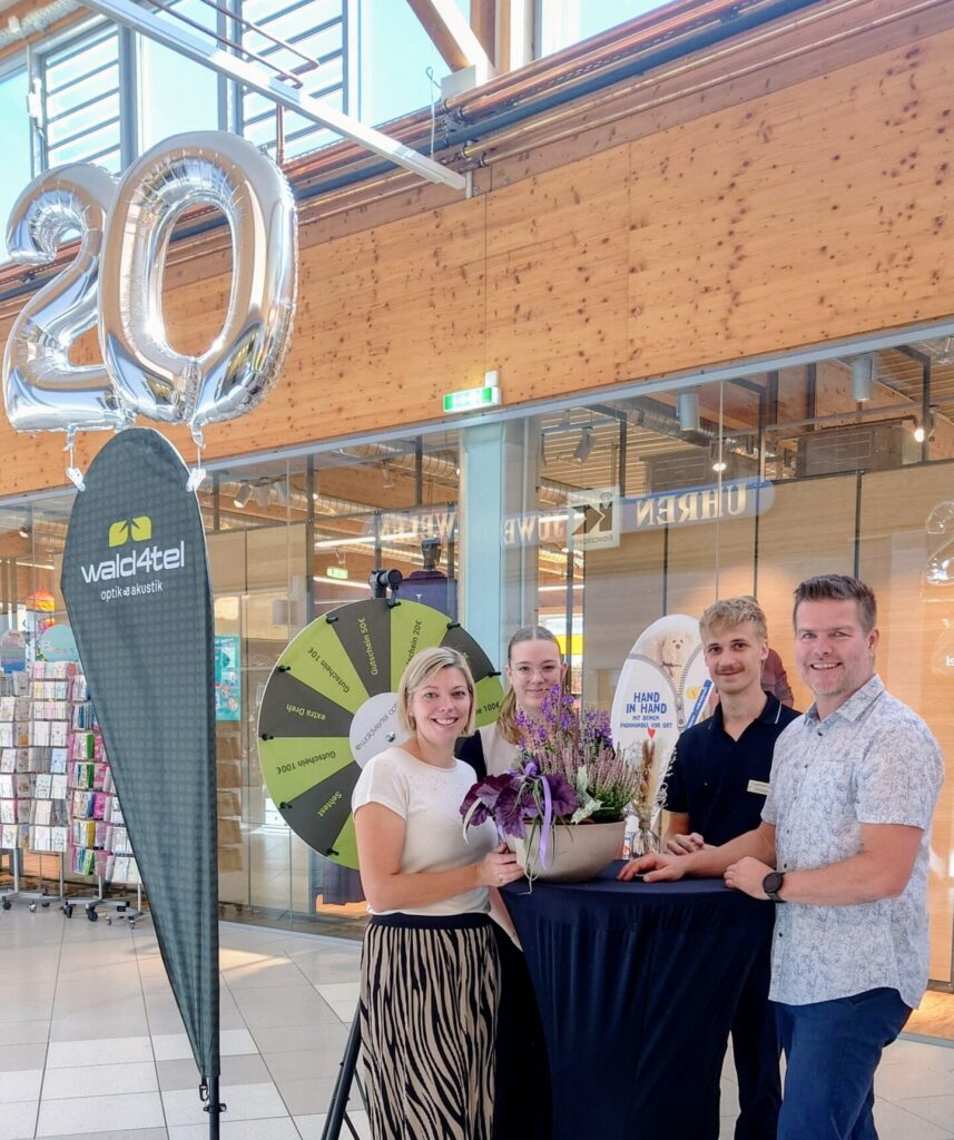 In einem Einkaufszentrum stehen Martina Aspalter, Natalie Beham, Lorenz Oismüller und Dietmar Gindl vor dem Geschäft Waldvierteloptik