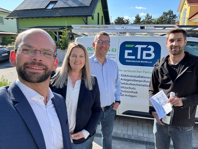 Ab Bild GR Taus und WB-Obfrau Fuchs-Semann und Unternehmer Tobias Bayer.