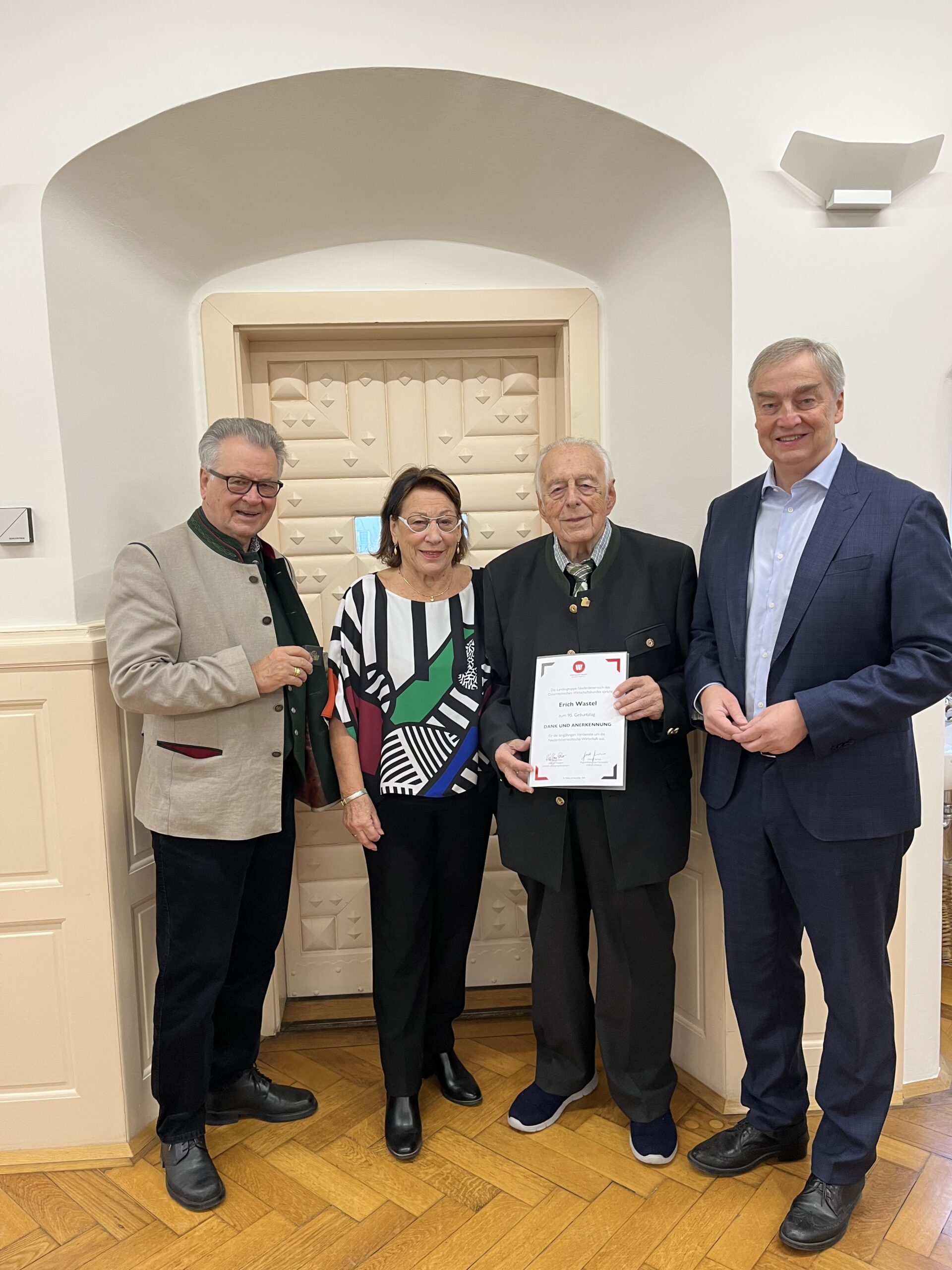 Der Wirtschaftsbund Korneuburg gratuliert Erich Wastel herzlichst.