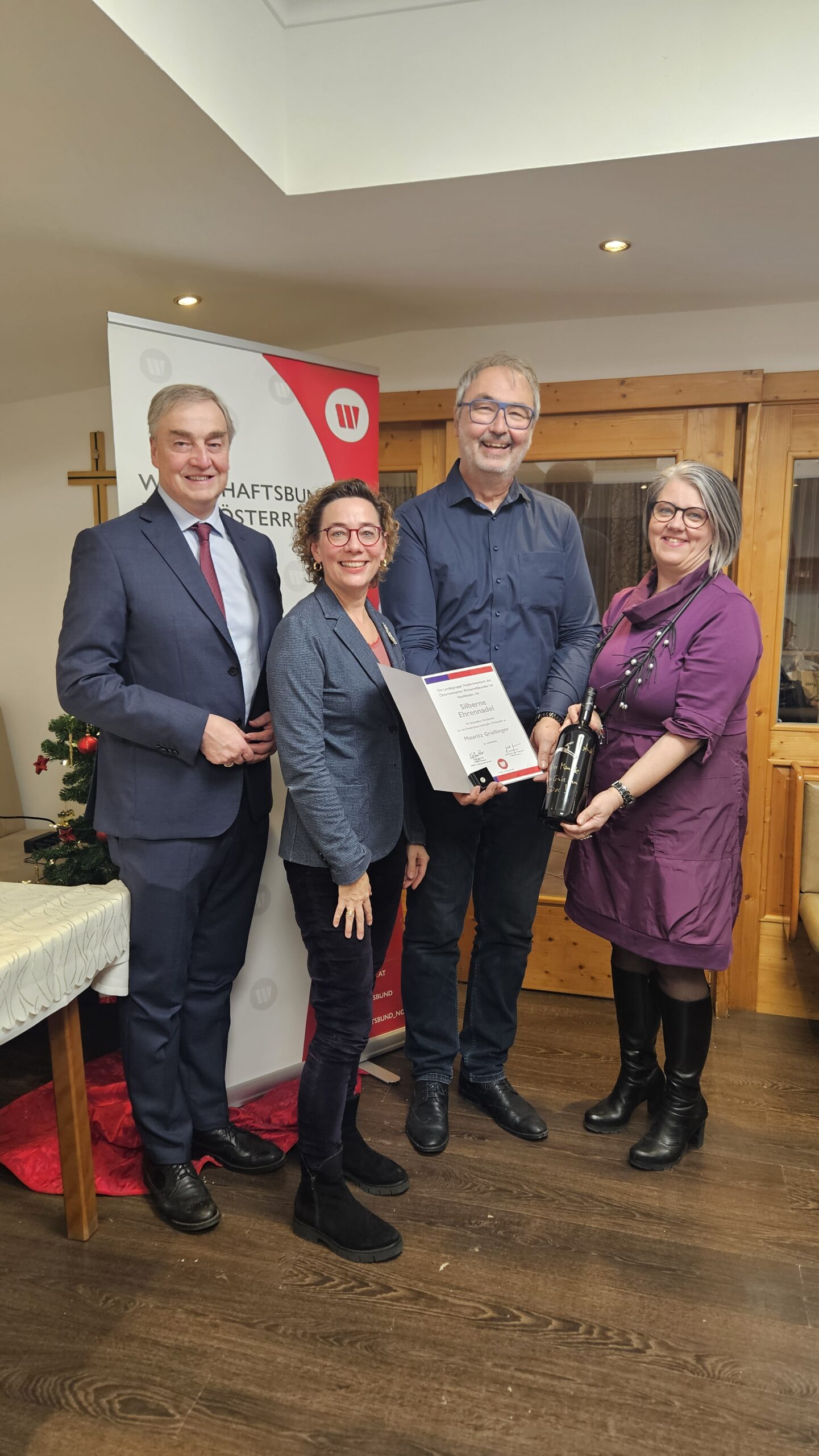 Das Foto zeigt eine feierliche Ehrung im Rahmen des Wirtschaftsbundes Niederösterreich in Korneuburg. In der Mitte steht Mauritz Großinger, der für seine besonderen Verdienste mit der „Silbernen Ehrennadel“ ausgezeichnet wurde.