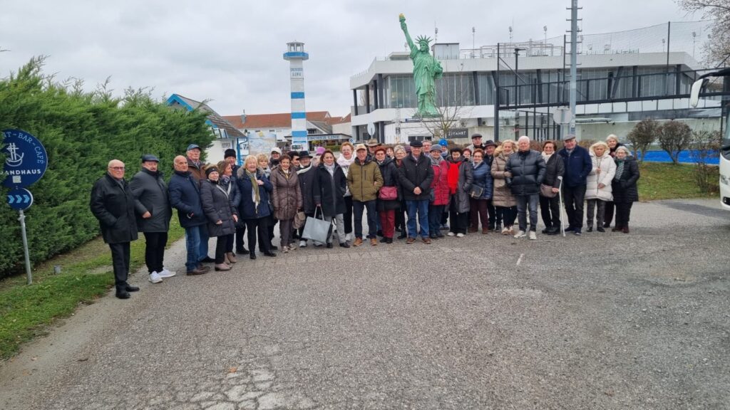 Die Silberlöwen des Wirtschaftsbundes Korneuburg beim gemeinsamen Ausflug an den Neusiedler See. Das Gruppenfoto entstand vor der bekannten Freiheitsstatue der Drescher Line in Mörbisch. Solche Veranstaltungen stärken den Zusammenhalt und fördern den Austausch innerhalb unserer Gemeinschaft aktiver Senioren und ehemaliger Unternehmer der Region.