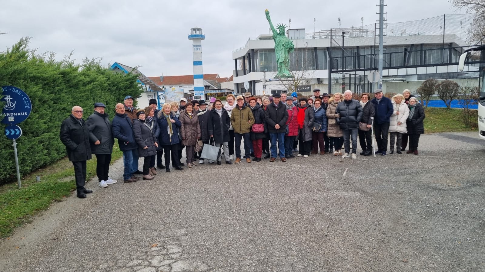 Die Silberlöwen des Wirtschaftsbundes Korneuburg beim gemeinsamen Ausflug an den Neusiedler See. Das Gruppenfoto entstand vor der bekannten Freiheitsstatue der Drescher Line in Mörbisch. Solche Veranstaltungen stärken den Zusammenhalt und fördern den Austausch innerhalb unserer Gemeinschaft aktiver Senioren und ehemaliger Unternehmer der Region.