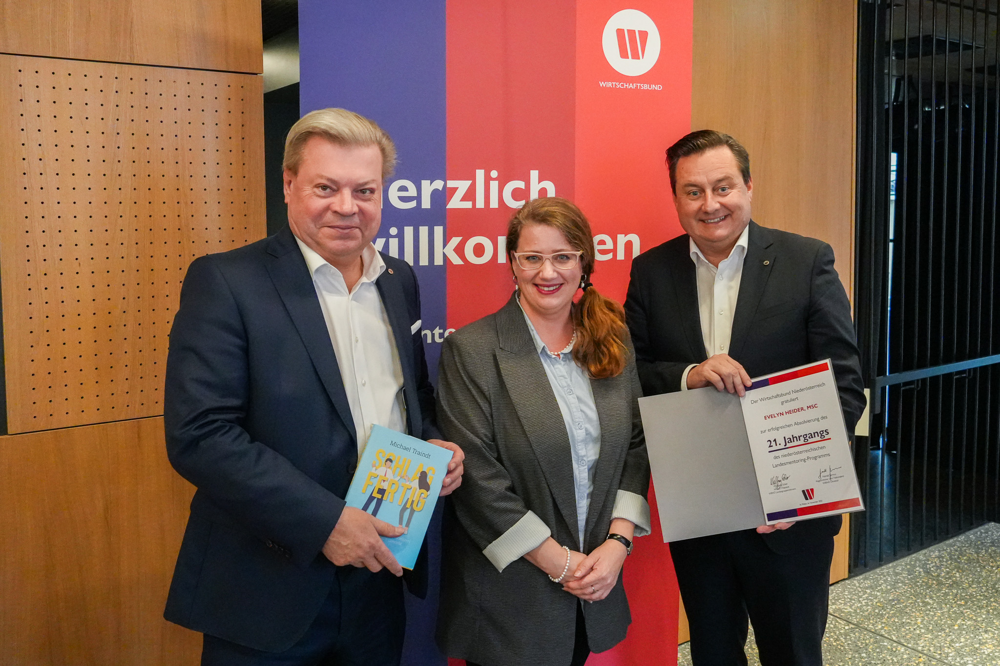 Am Bild Direktor Servus mit Absolventin Evelyn Heider und Generalsektretär Kurt Egger.