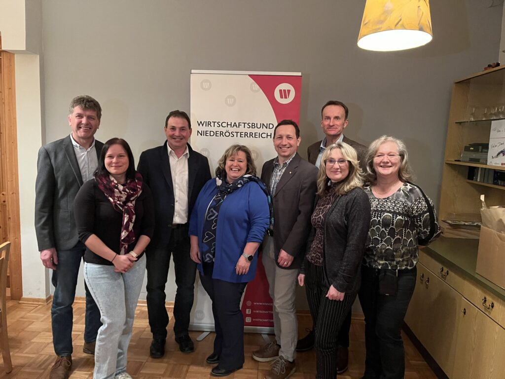 Ab Bild der Bürgermeister von Frankenfels mit dem neuen Vorstand des Wirtschaftsbundes.