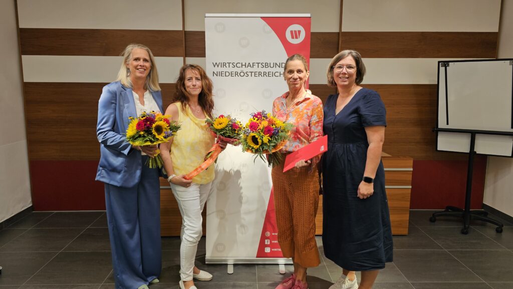 Vier Frauen bei der Neuwahl von Frau in der Wirtschaft (FiW) Waidhofen an der Thaya vor einem Wirtschaftsbund-Banner.