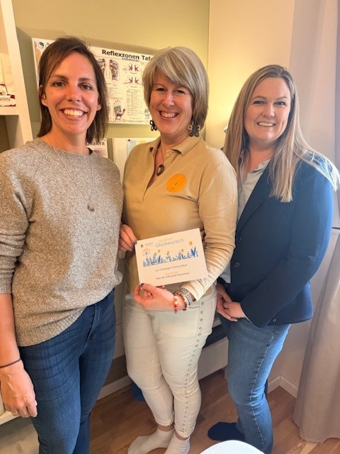 10 Jahre Natur Engergetikerei_1 Team der Natur Energetikerei bei der Übergabe der Glückwunschkarte zum 10-jährigen Jubiläum.