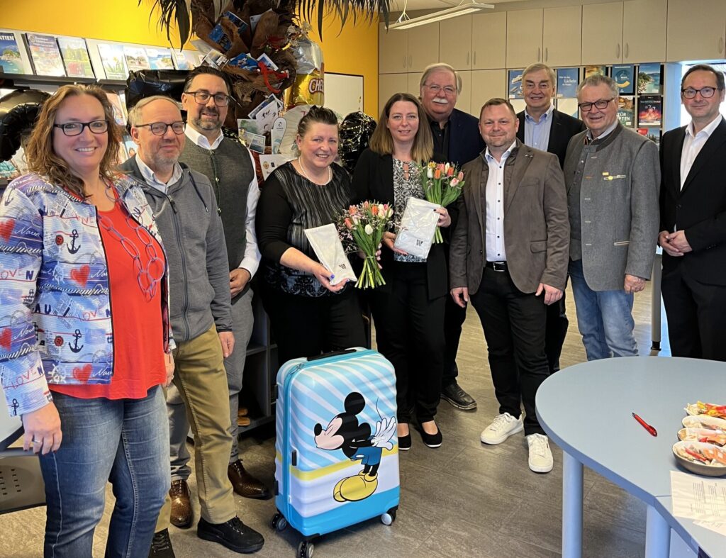 Am Bild die Funktionäre des Wirtschaftsbundes mit dem Team Reisebüro Moser.