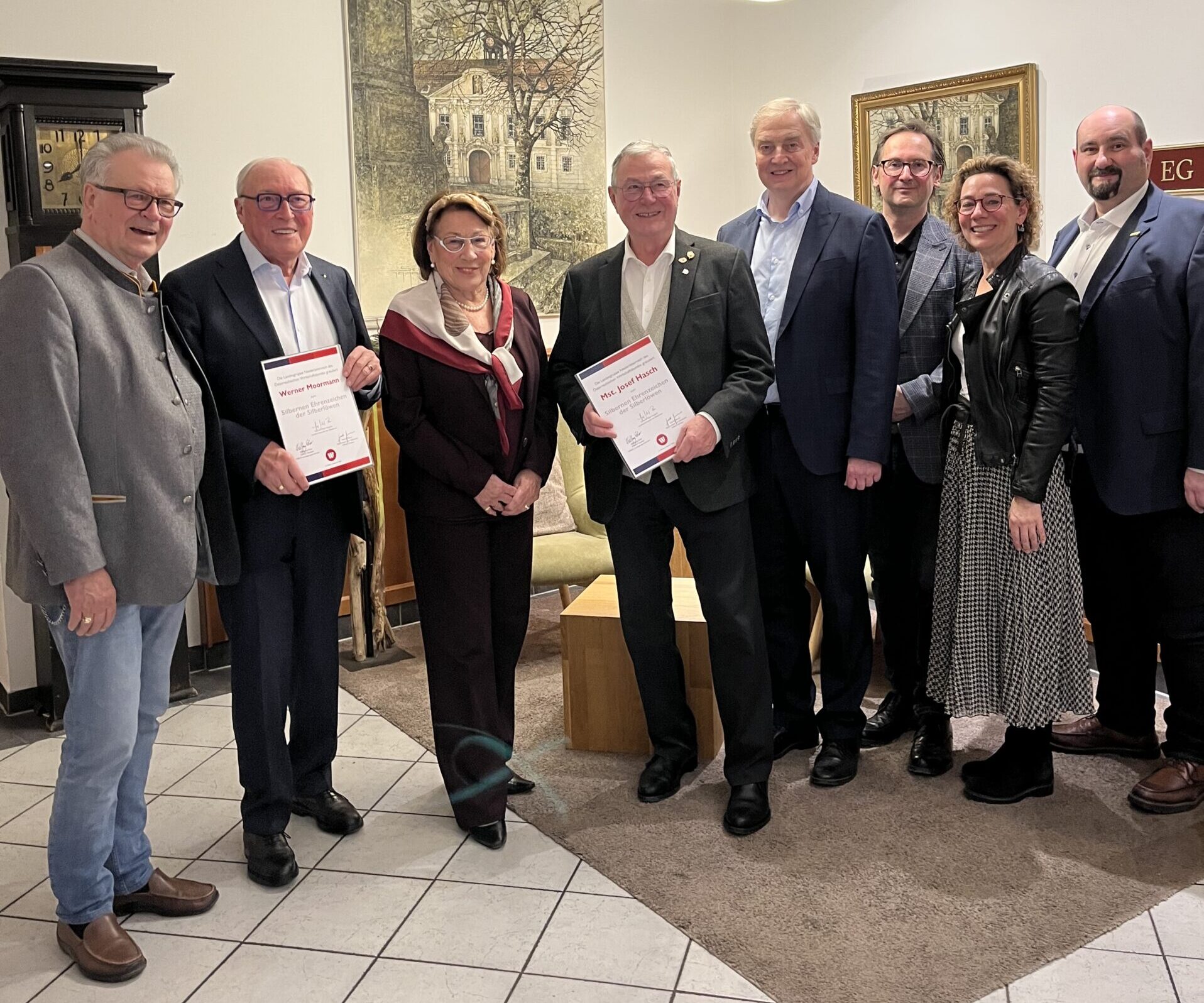 Korneuburg_große Ehrung Am Bild das Team des Wirtschaftsbundes Korneuburg mit den geehrten.