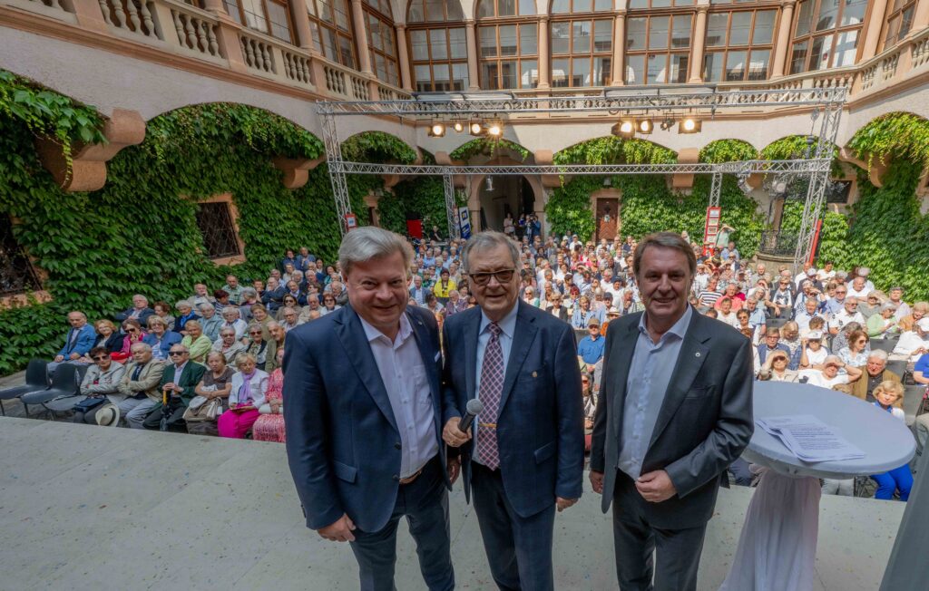 Auf dem Bild in der ersten Reihe auf der Bühne: Servus, Hopfeld und Ecker und dahinter das Publikum der Silberlöwen
