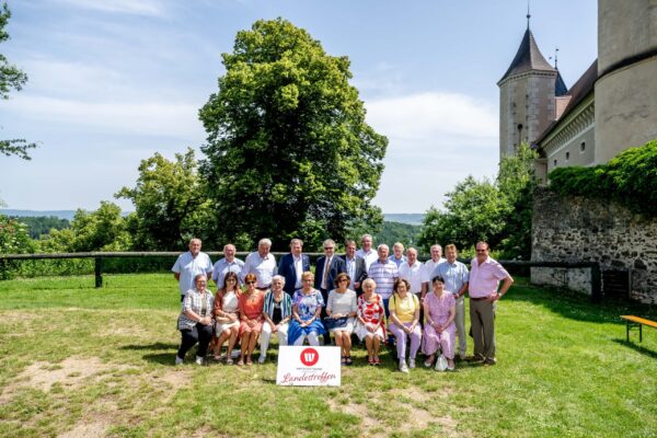 Am Bild die Silberlöwen des Bezirks Horn