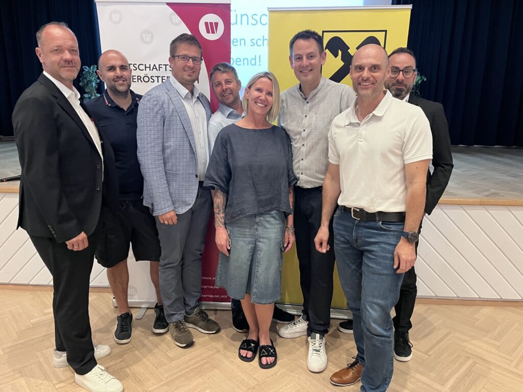 Am Bild von links Gerald Hass, Thomas Negratschker, Forian Pfaffelmaier, Andreas Kaindl, Pamela Zezula-Dettmann, Christian Oberger Thomas Baumgartner, Volker Ehmann die Initiatoren des Wirtschaftsempfangs.