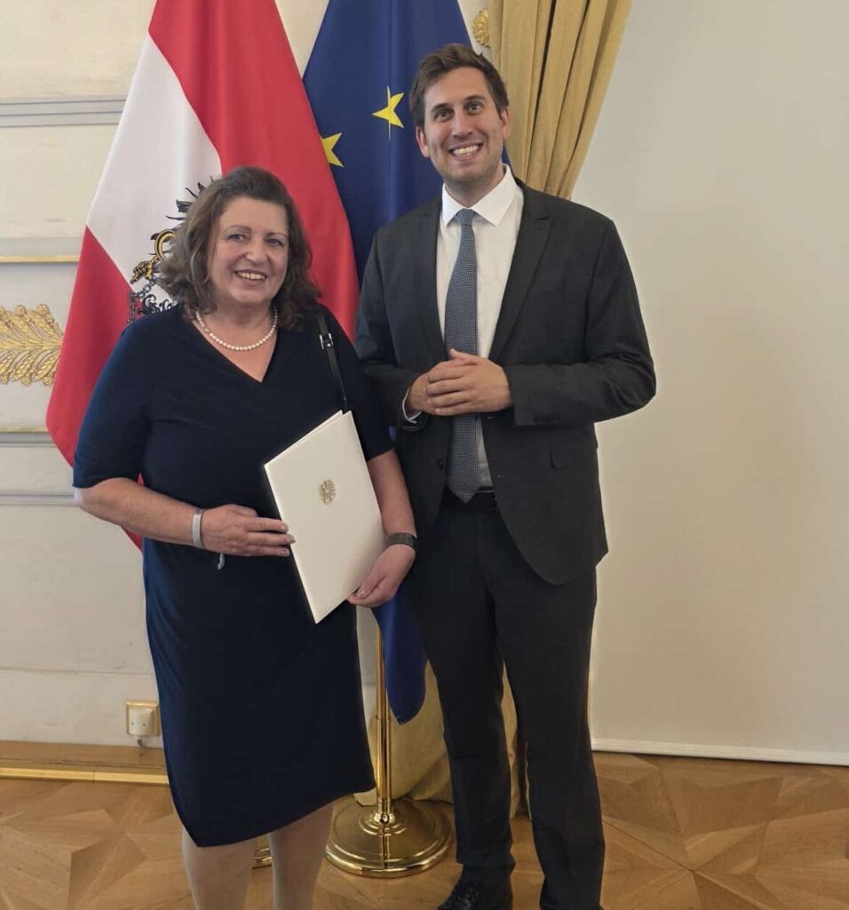 Ab Bild Renate Moser mit Staatssekretär Alexander Pröll im Bundeskanzleramt.