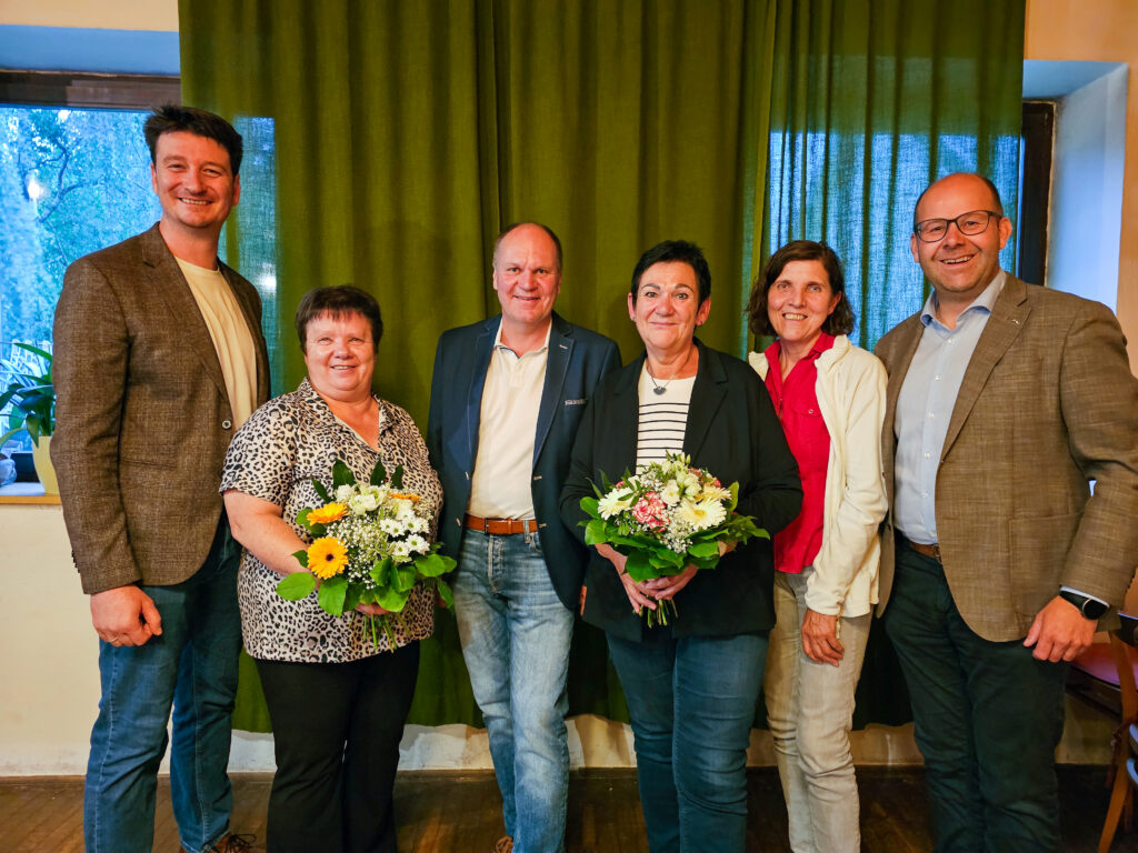 Gruppenfoto der Neuwahl des Wirtschaftsbundes Hochneukirchen am 9. Juni 2026. Sechs Personen stehen nebeneinander, zwei Damen halten Blumensträuße. V.l.n.r.: Stephan Pichler-Holzer, Gabriele Diewald, Ing. Martin Kager, Gabriele Beiglböck, Martina Ulrich, Bgm. Ing. Thomas Heissenberger.