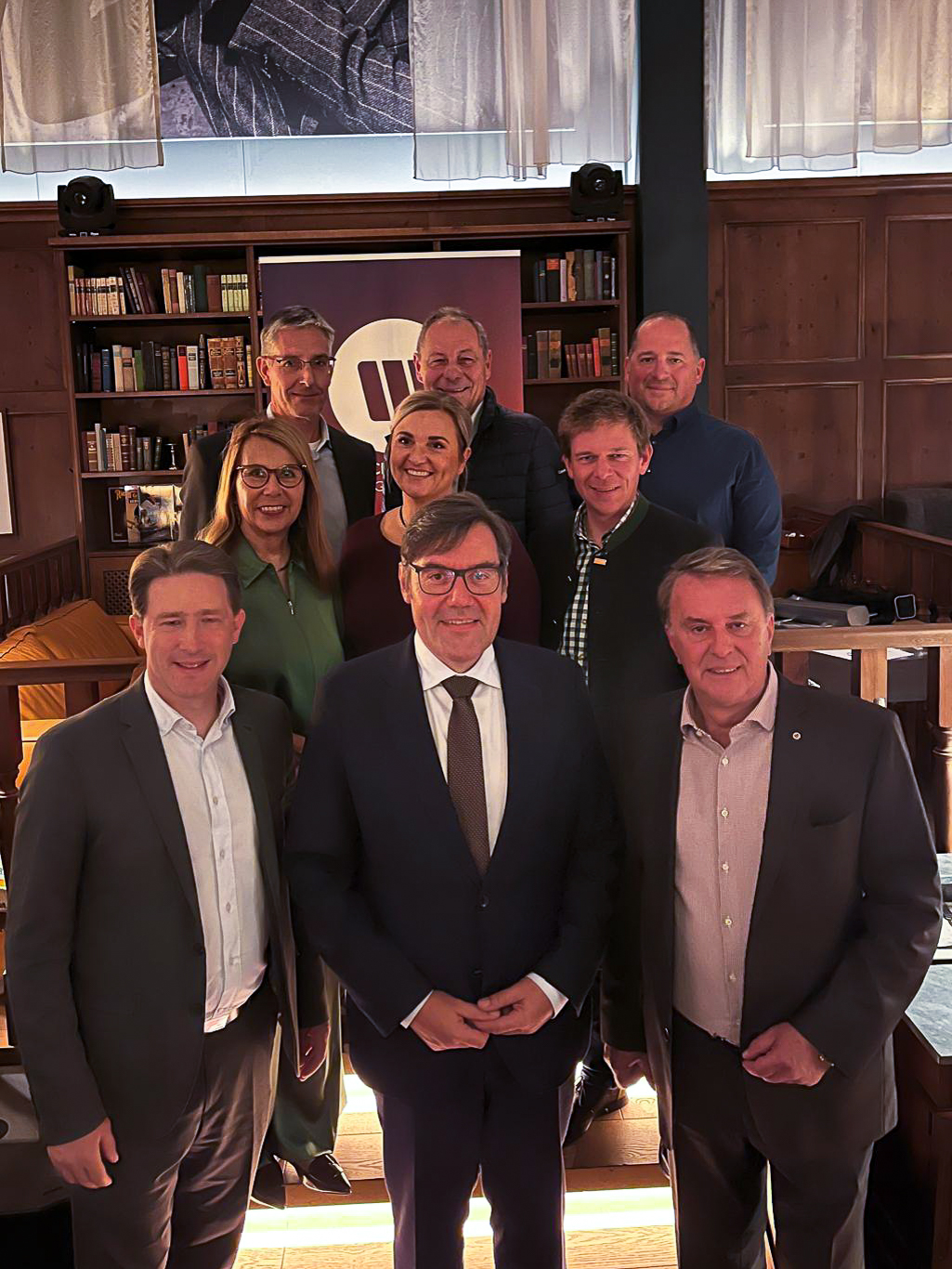 PA Wirtschaftsbund Wahlen im Bezirk Gänserndorf Der Wirtschaftsbund Gänserndorf hat seine Bezirksspitze bestätigt: Andreas Hager wurde bei der Bezirksgruppenhauptversammlung am 12. Oktober 2026 in Strasshof einstimmig zum Bezirksgruppenobmann gewählt.