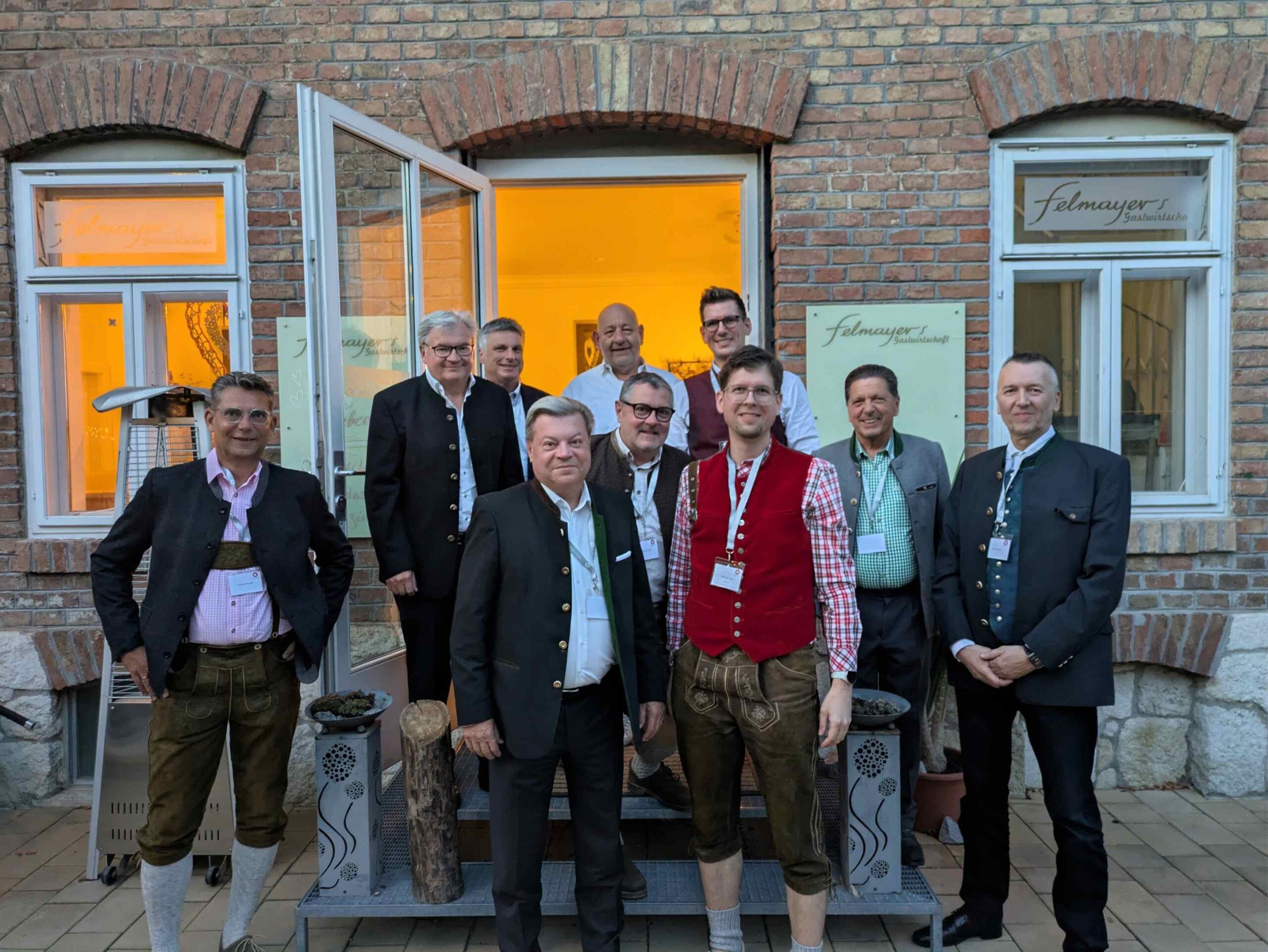 Am Bild einige Funktionäre des Wirtschaftsbundes Schwechat beim Oktoberfest.
